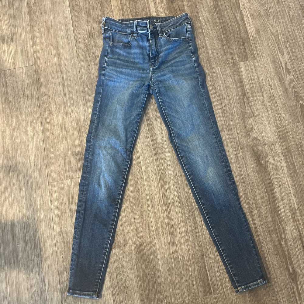 AMERICAN EAGLE | Next Level High-Waisted Jegging - 2 Brilliant Blue Medium Wash